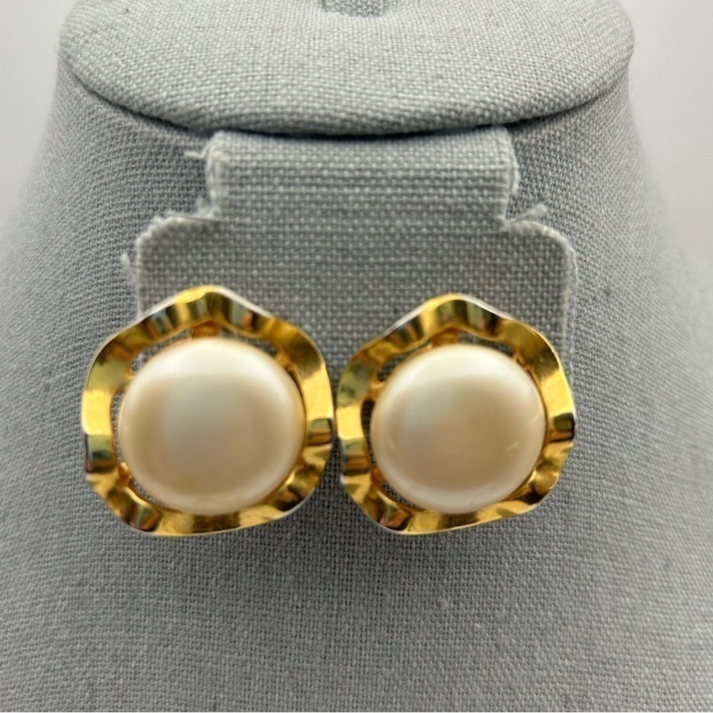 Vintage Marvella Gold Tone Ribbon Round Faux Pearl Clip On Earrings